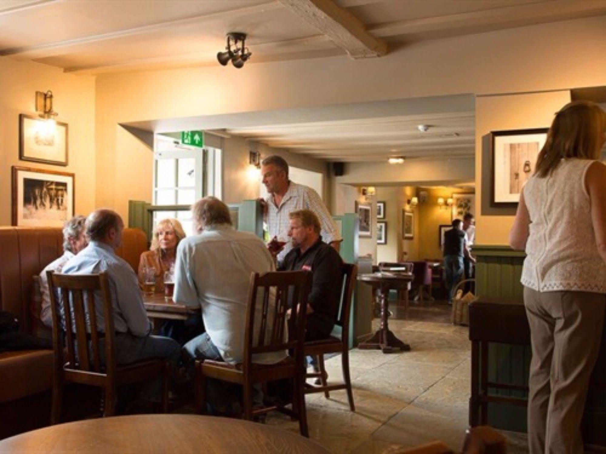Готель The Carnarvon Arms Ньюбері Екстер'єр фото